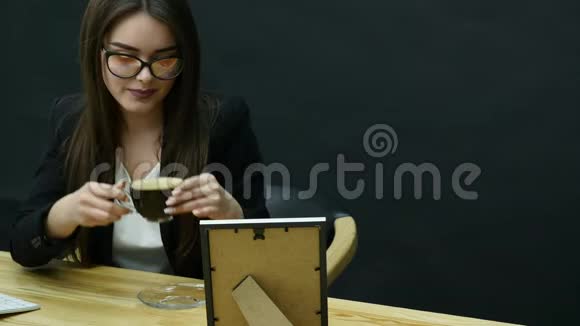 女商人在办公室里喝咖啡视频的预览图