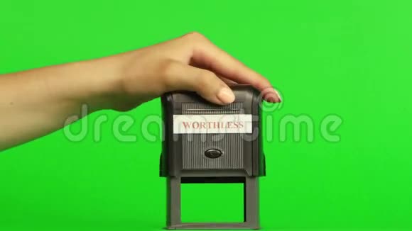 邮票一文不值闭合绿色屏幕视频的预览图
