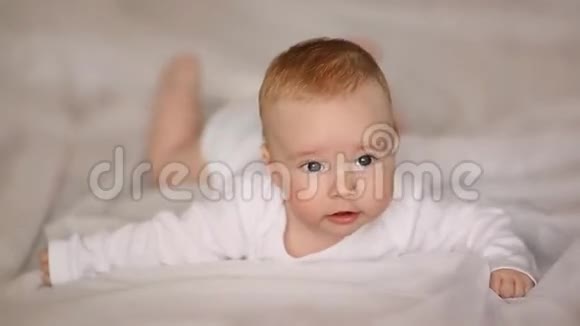 四个月大的婴儿仰卧的画像视频的预览图