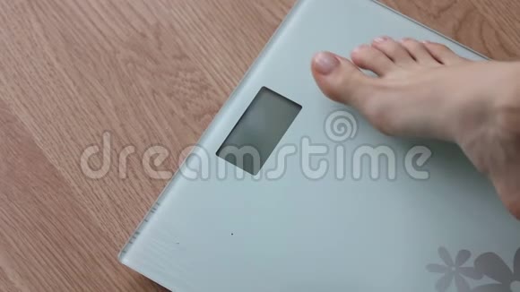 肥胖妇女在健康饮食中进行体重控制体重减轻视频的预览图