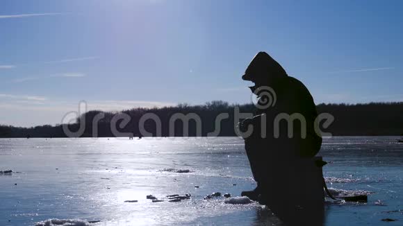 冬天冰封湖上的渔夫寒假和人们爱好的概念视频的预览图