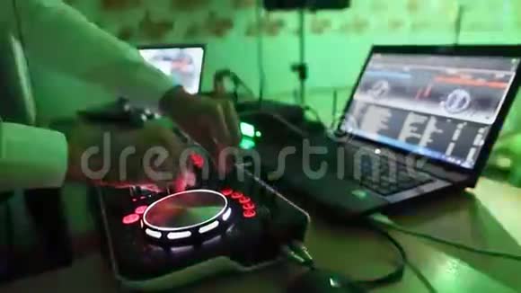 DJ控制台在一个带有笔记本电脑的聚会上不是稳定录像视频的预览图
