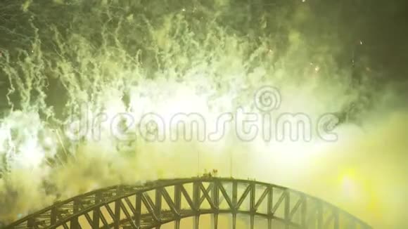 从海港大桥上射出的烟花视频的预览图
