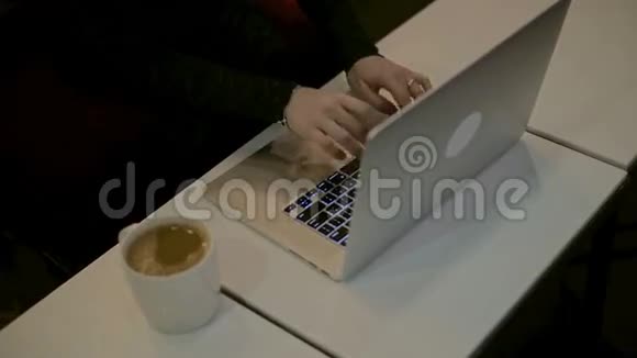 女子电脑键盘打字视频的预览图