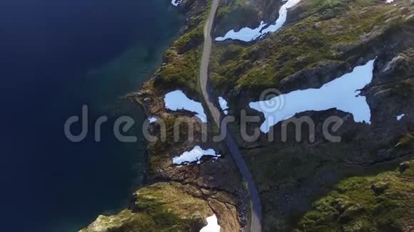 挪威湖边山路上的汽车鸟瞰图视频的预览图