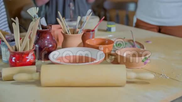 满是陶器和颜料的桌子视频的预览图