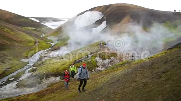 徒步旅行冰岛兰德曼纳劳加地热池的热蒸汽视频的预览图