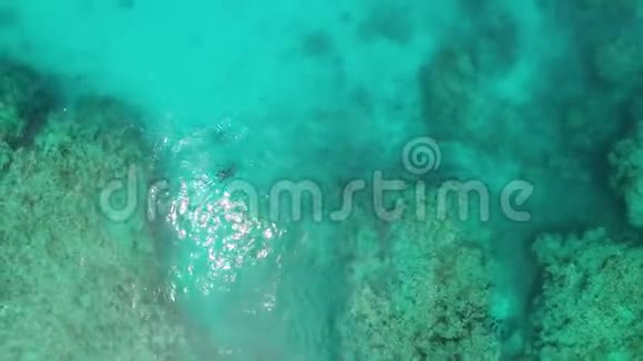 小船和深蓝色的海洋和珊瑚礁视频的预览图