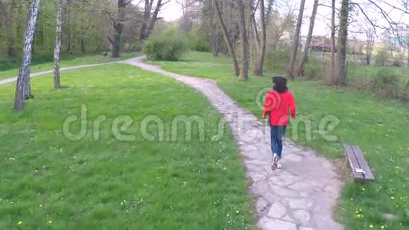在公园里人沿着小径跑的慢动作视频的预览图