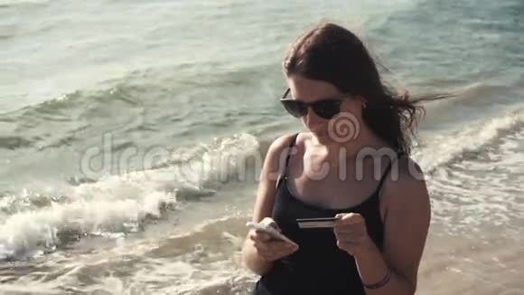 女孩在海岸网上付款视频的预览图