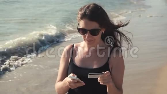 女孩在海岸网上付款视频的预览图