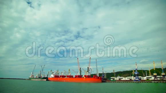 两艘货船红色和绿色装载在货物港宽镜头视频的预览图