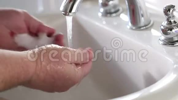 男人在浴室洗手池洗手视频的预览图