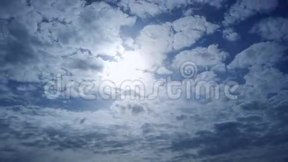 阳光明媚的天空和云景视频的预览图