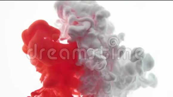 红白色漆墨水滴在水中慢动作视频白底带文案空间天空中的云视频的预览图