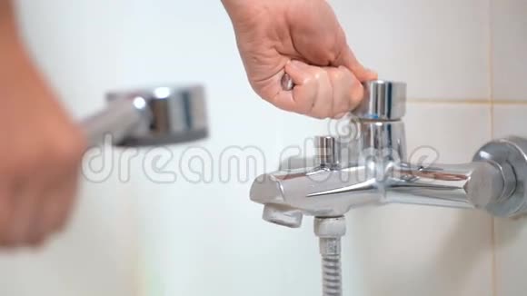 女性双手在淋浴时打开水龙头的慢速镜头视频的预览图