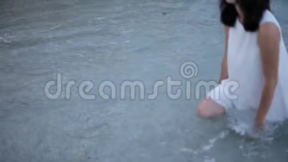 海水中性感的年轻女子视频的预览图