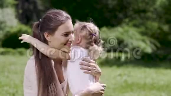 家庭幸福女人和孩子在大自然中拥抱和亲吻视频的预览图