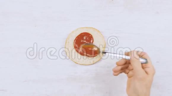 形成一个汉堡把配料和肉放在一个面包上近距离拍摄光线背景视频的预览图