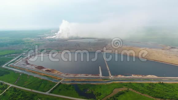 炼油厂工业区鸟瞰图阿钦斯克氧化铝联合收割机4k视频的预览图