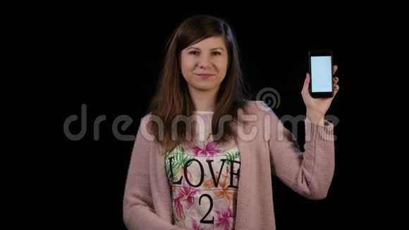 一位女士用白色屏幕指着手机视频的预览图
