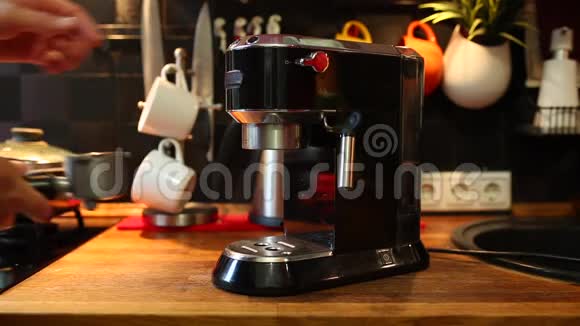 将咖啡壶插入咖啡机视频的预览图