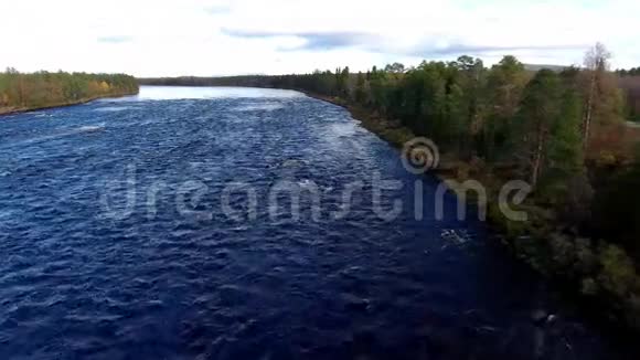 肆虐的蓝色水流秋天的斯堪的纳维亚4k决议视频的预览图