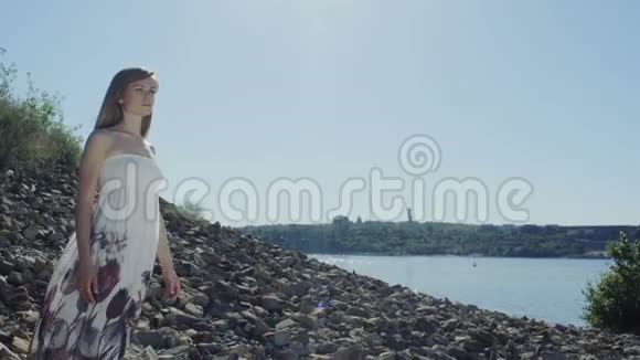 站在镇子后面岩石海岸上的女人视频的预览图