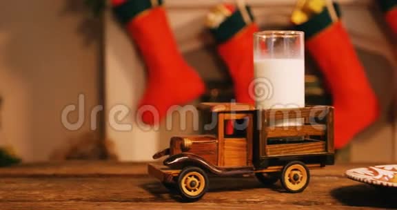 盘子上的圣诞饼干和带牛奶的玩具卡车视频的预览图