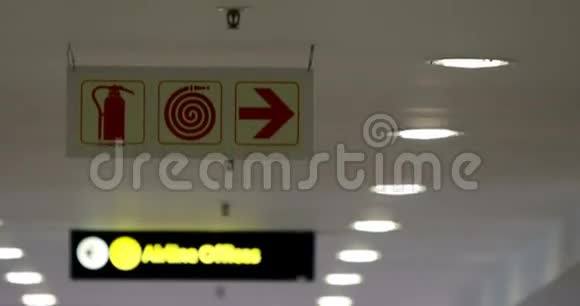 机场航站楼的指示标志视频的预览图