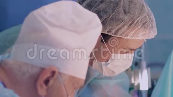 手术中两位外科医生的特写镜头视频的预览图
