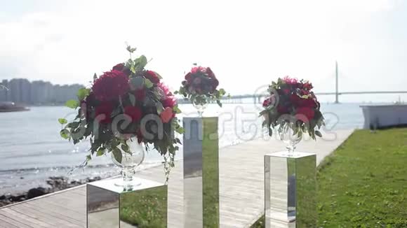 婚礼的设计红色的花束室外视频的预览图