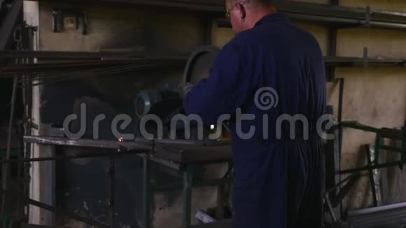 铁匠在机器上切钢视频的预览图