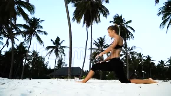 清晨女孩在棕榈树上伸展瑜伽视频的预览图