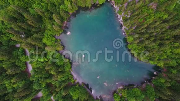 法国瓦特查莫尼湖高山湖景视频的预览图