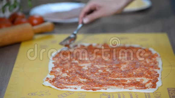 桌上有番茄酱的披萨面团视频的预览图