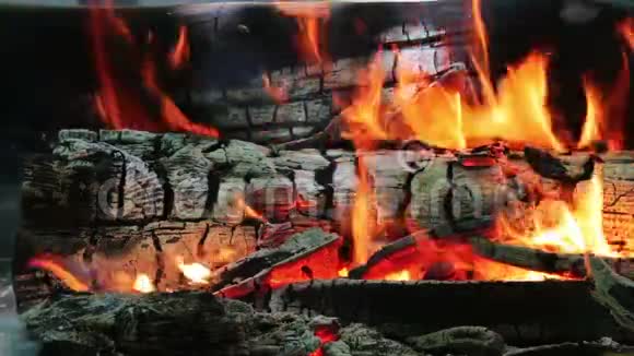 很好的看法燃烧的火焰与火花和红色火焰近距离观看壁炉中燃烧的木材视频的预览图