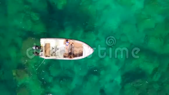 在温暖的夏日一对夫妇在船上一起日光浴视频的预览图