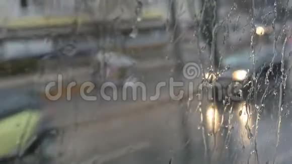 深秋的城市街道上行驶的公共汽车的车窗上突然下起了雨滴和条纹视频的预览图