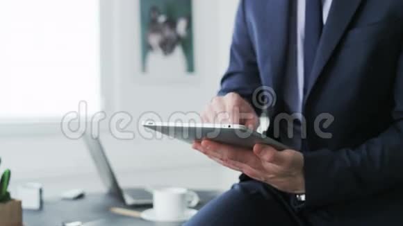 商人用平板电脑时的双手视频的预览图