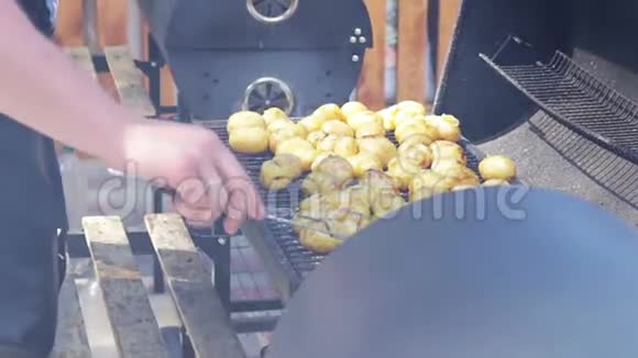 年轻的新鲜土豆是烤的街头烧烤视频的预览图