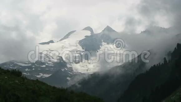 云景中的高灰岩山峰欧洲阿尔卑斯山视频的预览图