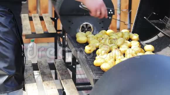 年轻的新鲜土豆是烤的街头烧烤视频的预览图