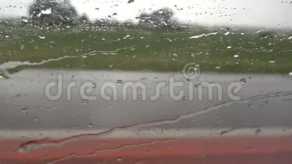 雨中有水滴车窗和车速背景视频的预览图