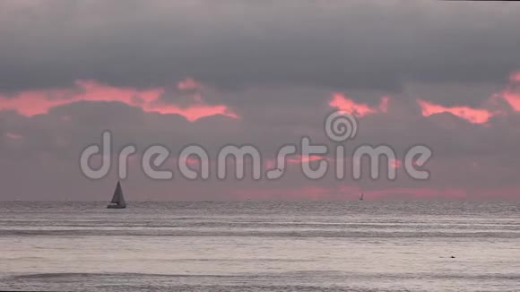 日落或日出的海面帆船的轮廓视频的预览图