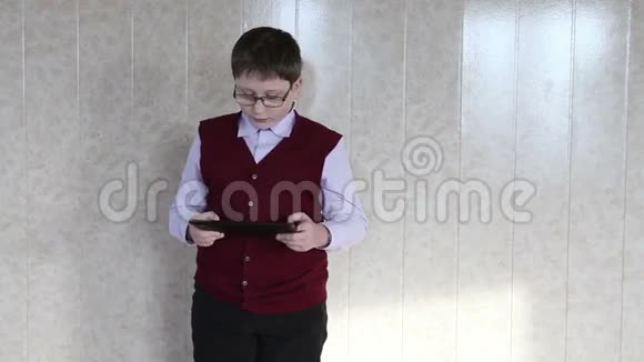 孩子们站在靠墙的盘子上玩视频的预览图
