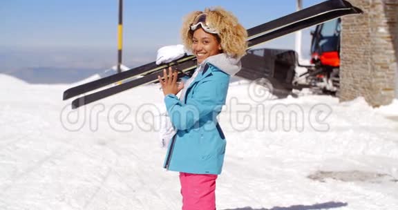 带着滑雪板的漂亮姑娘微笑视频的预览图
