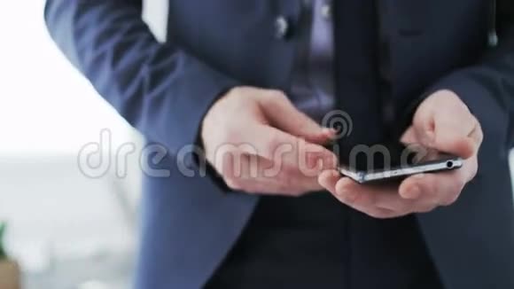 商人用手机时的双手视频的预览图