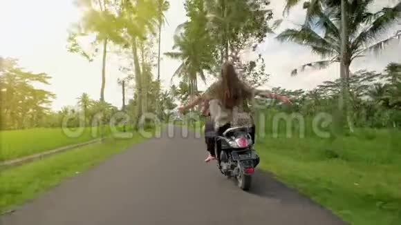一对夫妇骑着摩托车穿过森林生活方式理念年轻漂亮的一对夫妇骑着丛林视频的预览图