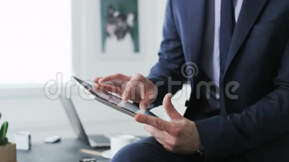 商人用平板电脑时他的手是可见的视频的预览图